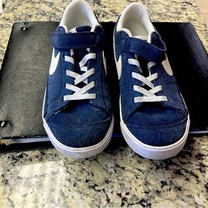 Boys NIKE suede velcro laced sneakers 1.5Y navy and white